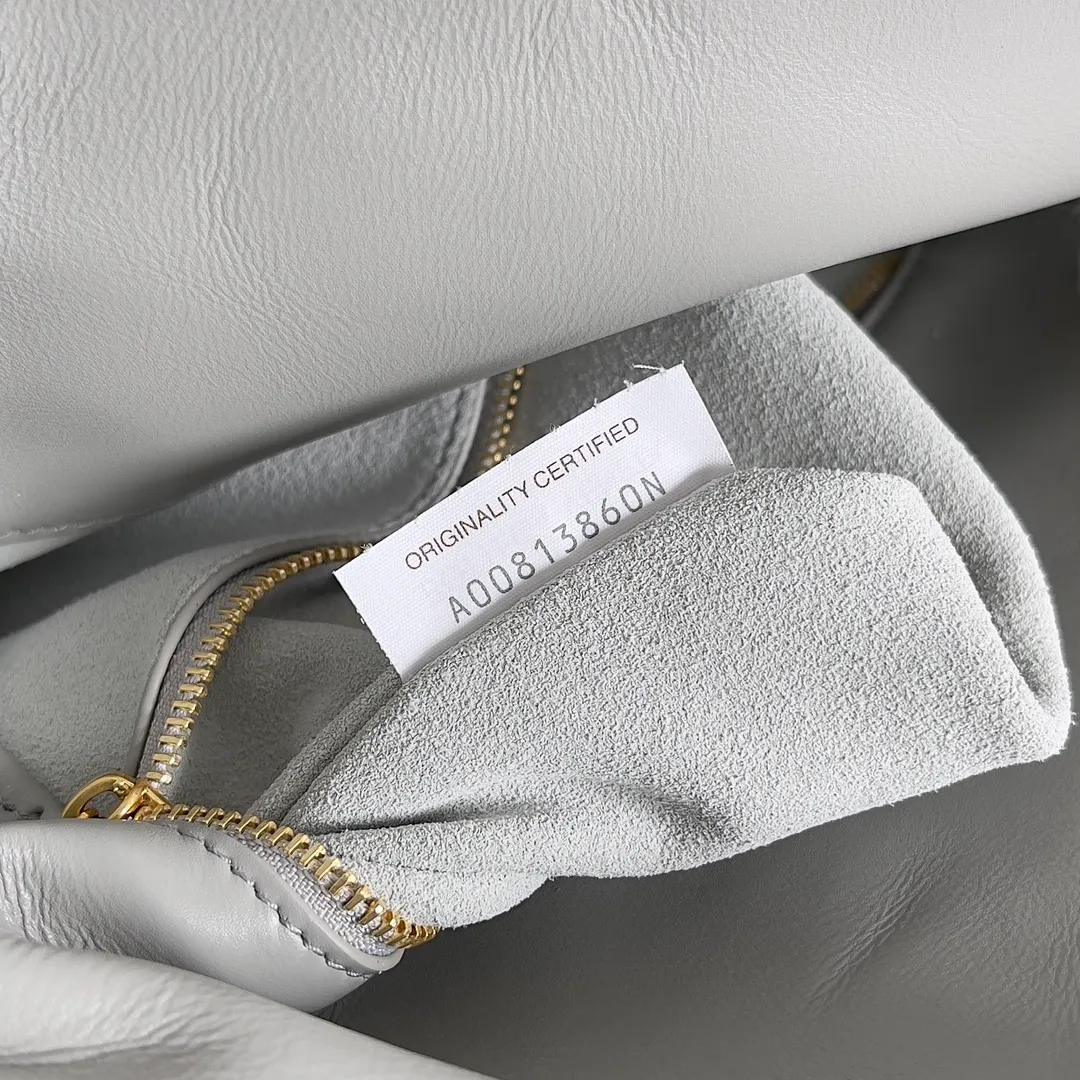Batch 1680 Inspired by the 1970s, the Bottega Veneta women's logo shoulder bag has a smooth leather surface that brings a clean and handsome feel, just like the neatness and tenacity of a working woman. The front buckle is made of high-quality hardware pendant, the overall retro elegance, and the excellent leather feels soft. This Bottega Veneta series can be described as beautiful, weakening the complexity of the outfit, not competing for it, and only using the best quality to interpret itself. Style number: 806034 (large size) Size: 30*20*8cm
